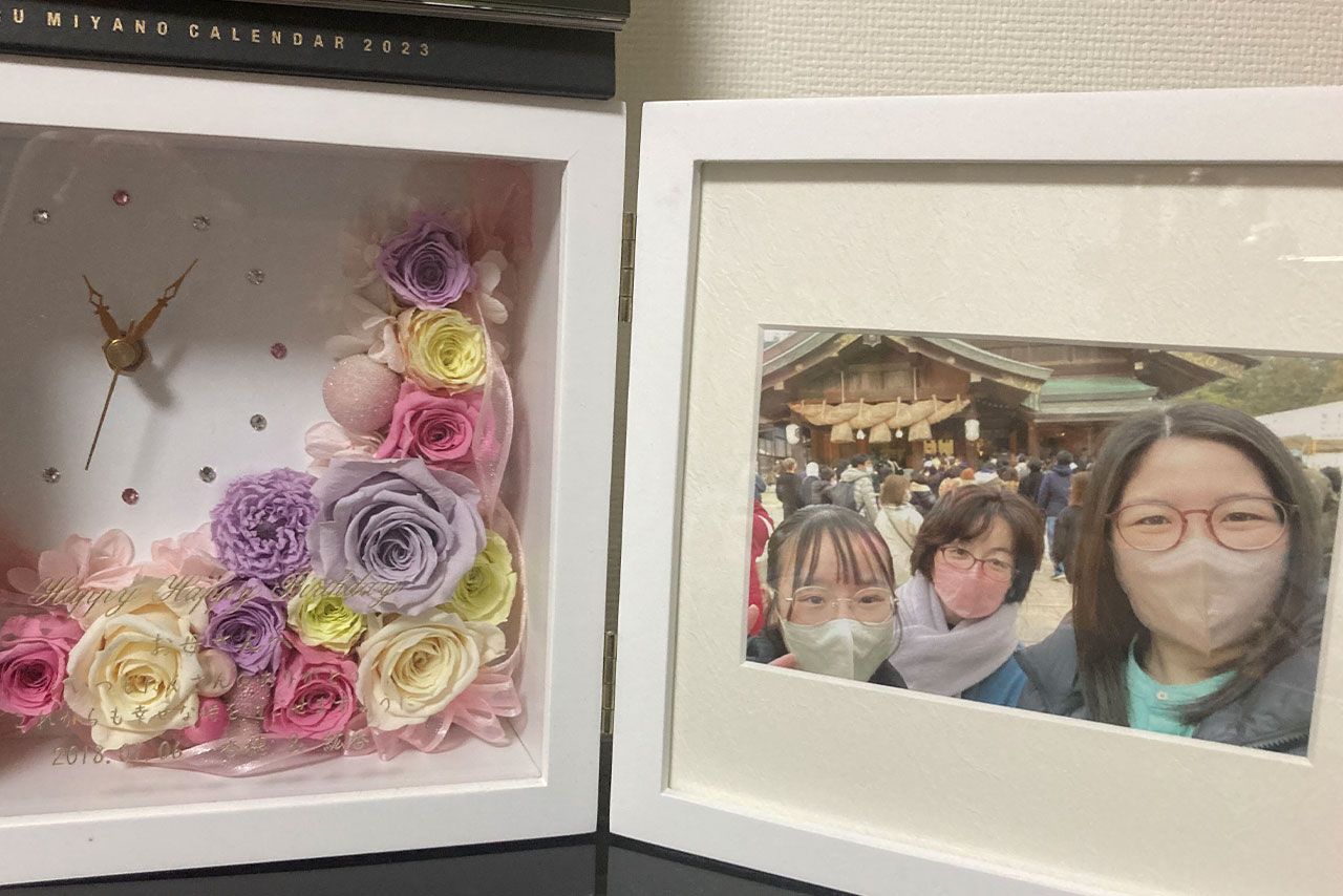 治療開始後に迎えた最初の誕生日に松本みゆきさんが子どもたちからもらった時計。「お母さんへ、　いつもたくさんのありがとう　これからも幸せな時を過ごせますように」とのメッセージが添えられていた