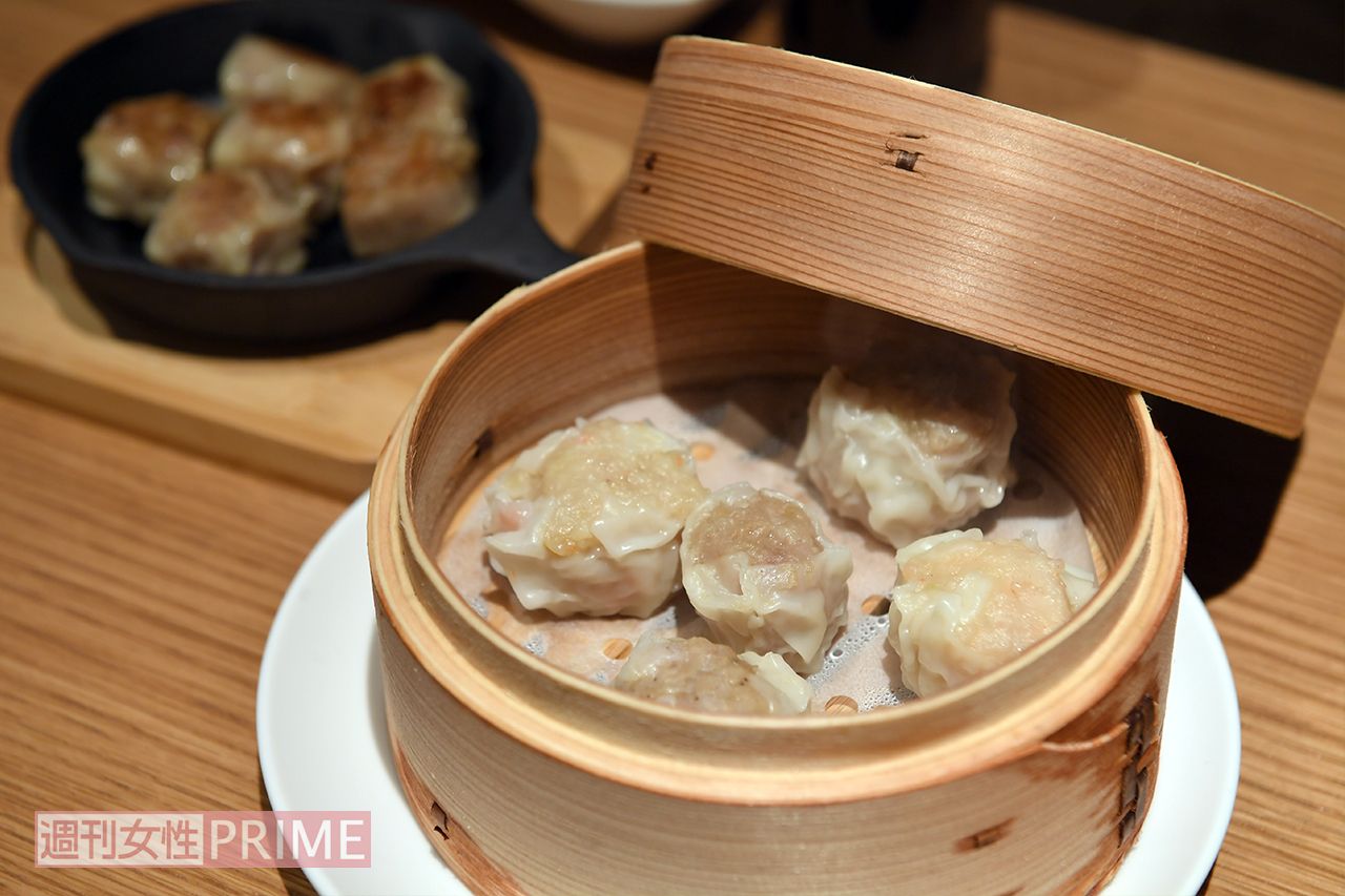 和洋中のレストランが集う「POST STREET」。蒸したても美味しい崎陽軒のシウマイ。お弁当も購入可　撮影／渡邉智裕