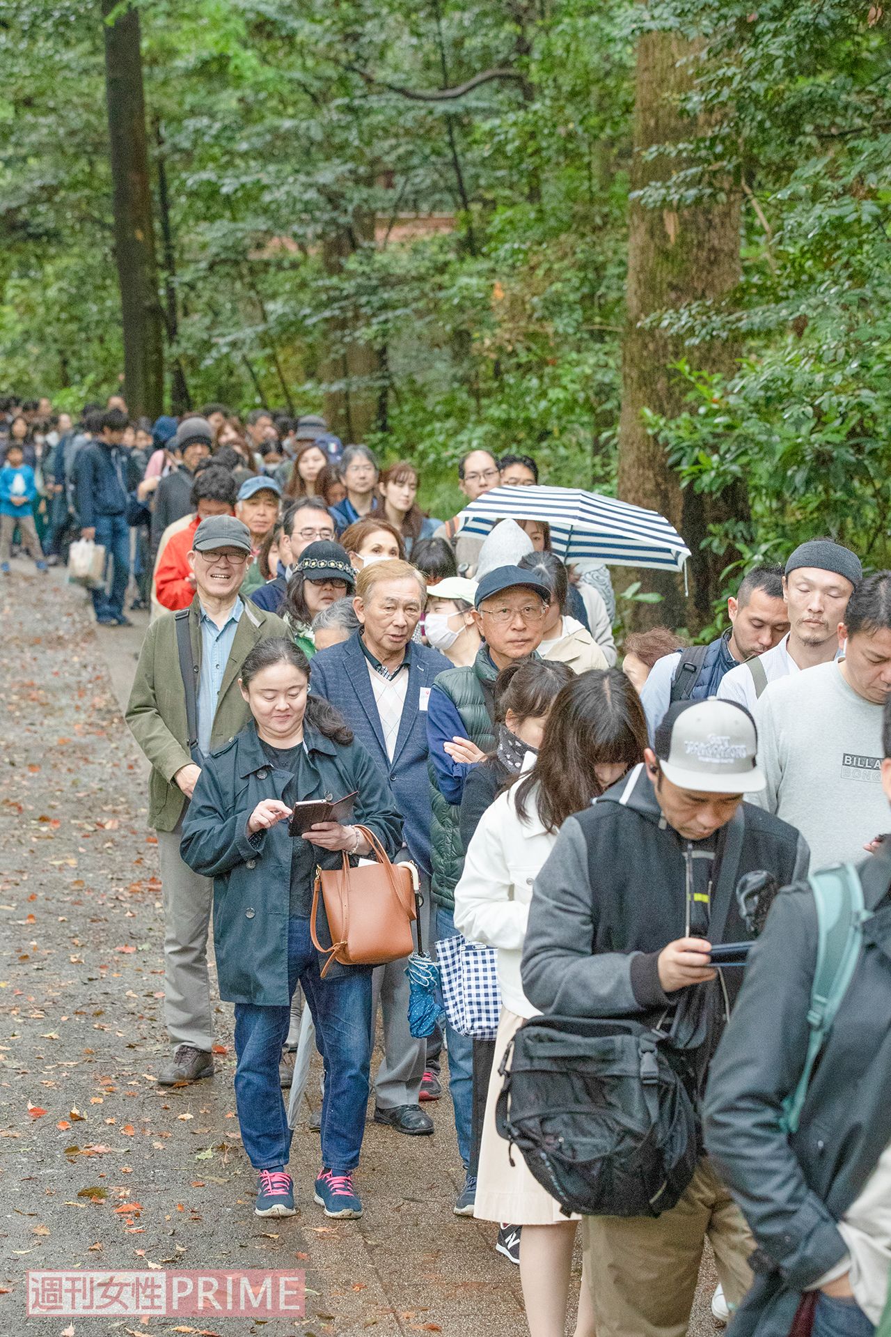 明治神宮の御朱印をもらおうと、平成最後の4月30日には午前9時過ぎで1000人を超える大行列が！　令和初日も同様に多くの人でにぎわった