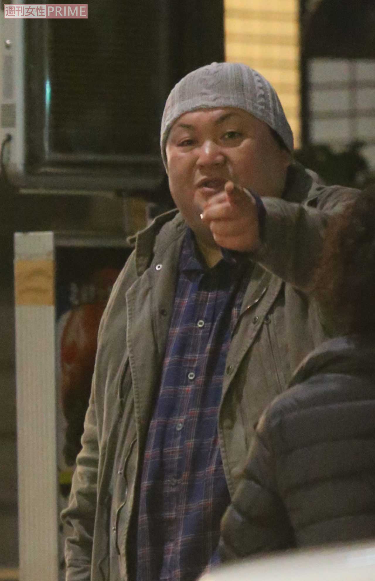 カメラに気づいたのか指を指すマツコ・デラックス（2014年2月）