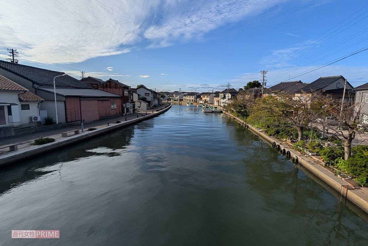 ドラマ『冬のなんかさ、春のなんかね』第3話のロケ地に使われた富山・新湊内川の街並み　撮影／編集部