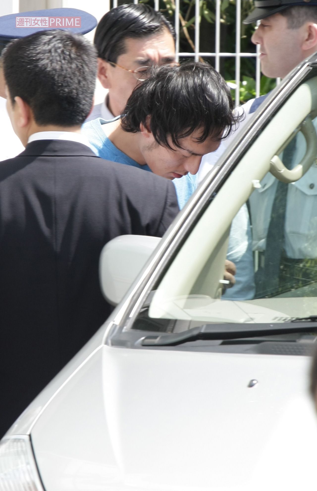 2009年4月、公然わいせつ罪で逮捕、送検される草なぎ剛は憔悴の表情