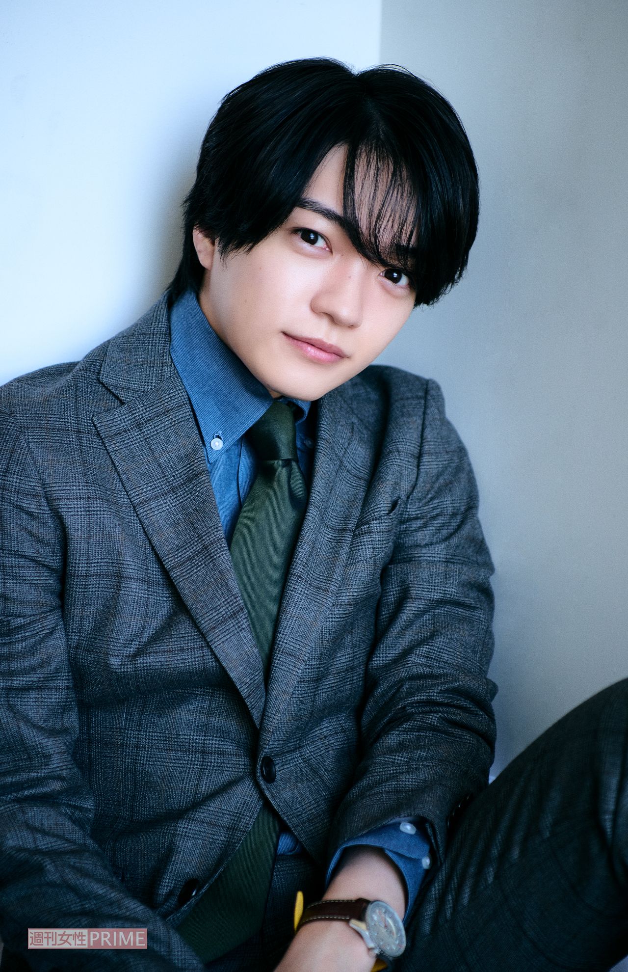 西畑大吾　撮影／山田智絵スタイリング／高橋美咲（Sadalsuud）ヘアメイク／在間亜希子（MARVEE）衣装協力／AOKI（スーツ、シャツ、ネクタイ）