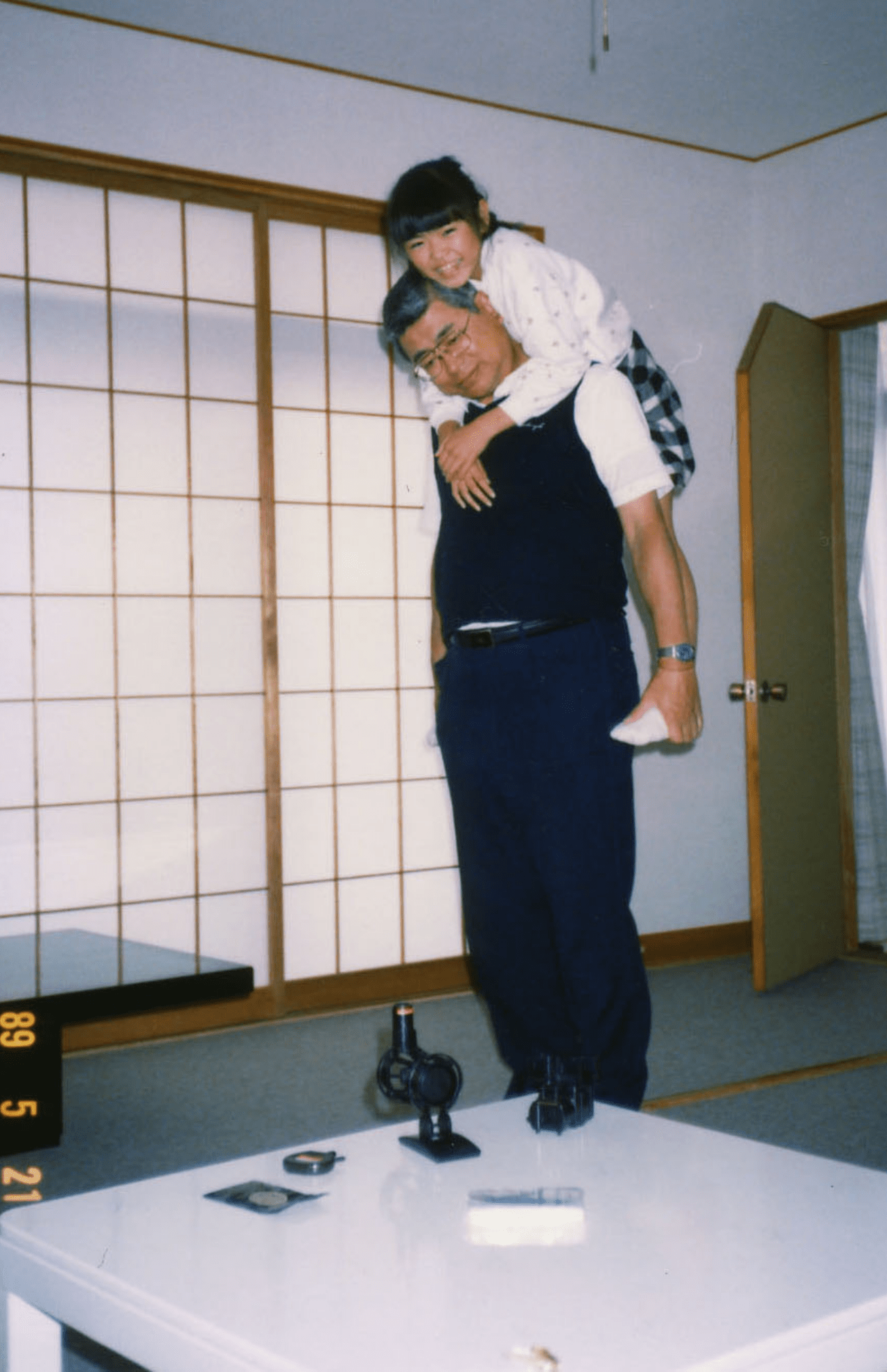 父親におんぶされてご機嫌!「ちびまる子ちゃんみたいな感じ」と、上原は自身の幼少期を語っている