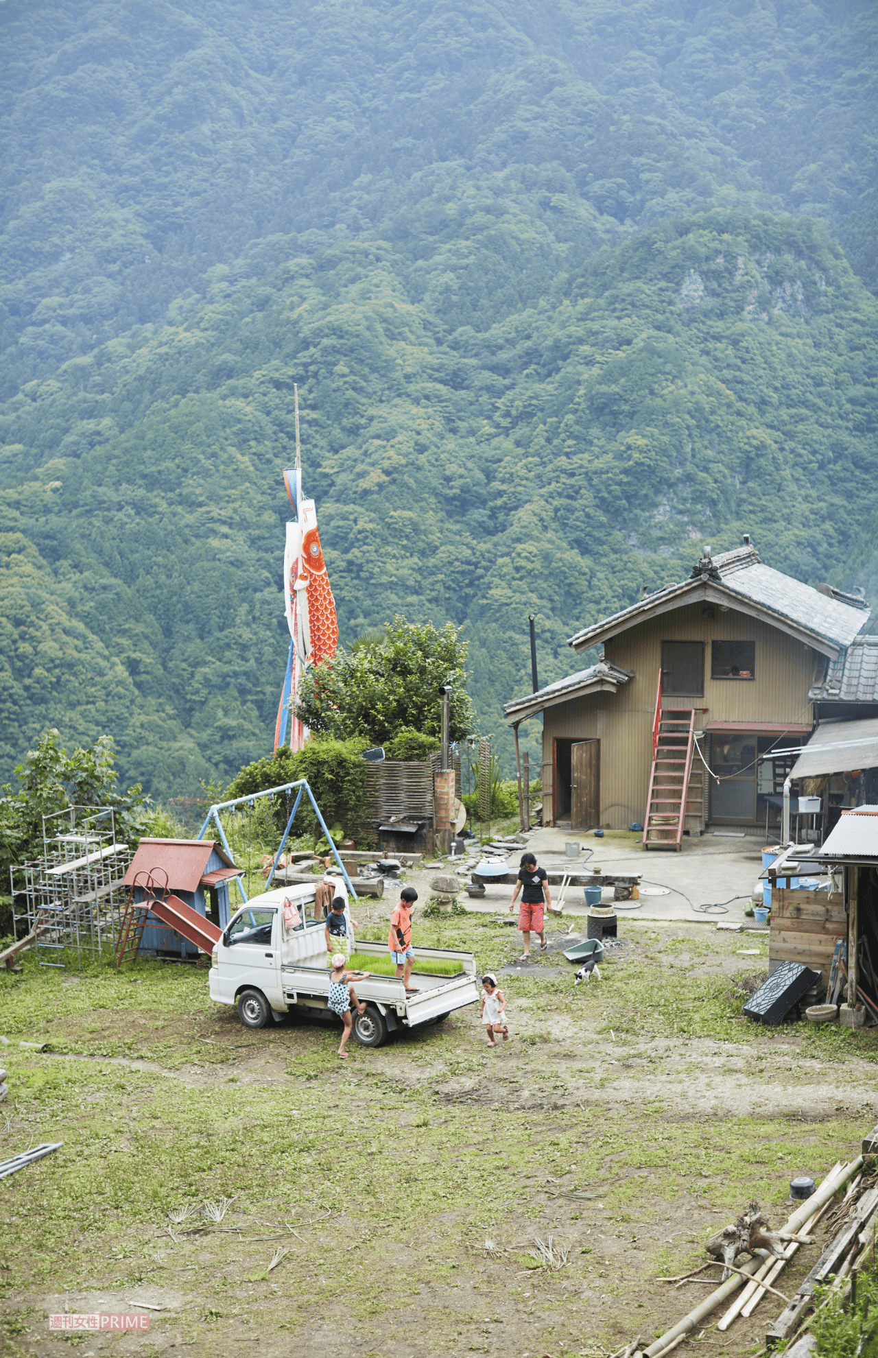 自然に囲まれた徳島県の山奥の集落での生活は不便に見えるが、それすらも楽しむように廣川家は今日を生きていく