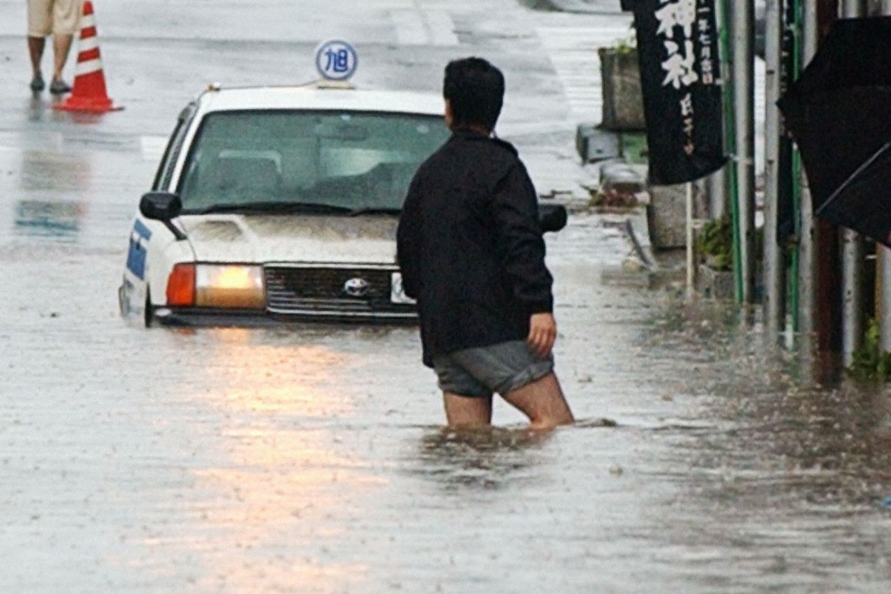 膝の上までくる雨水