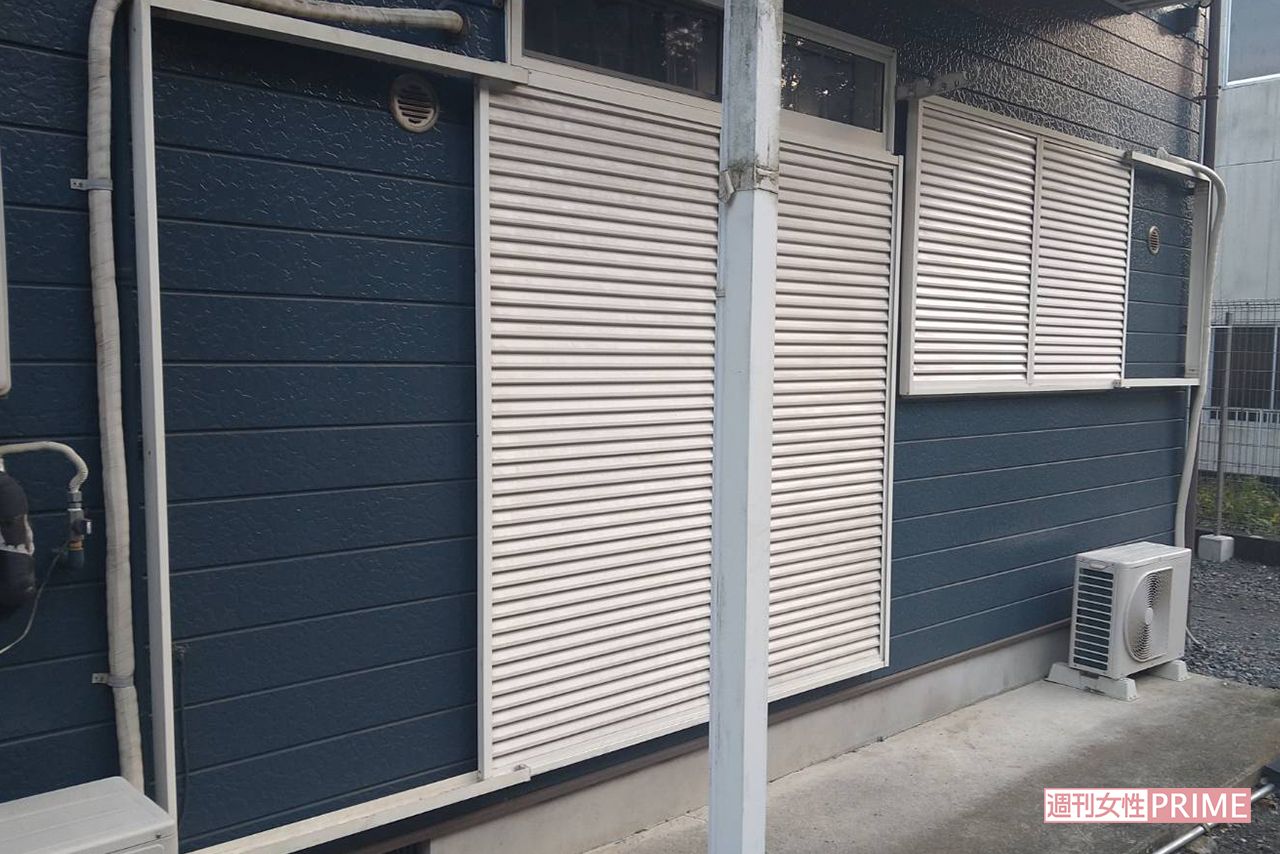 シャッターが閉められていて、今は誰も住んでいない様子