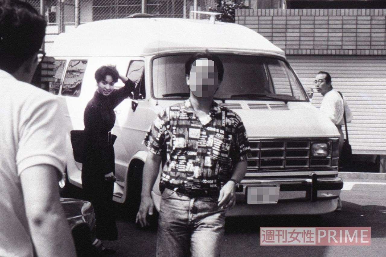 '91年7月、テレビ局へ出かけるため、車にそろって乗り込もうとする志村さん（写真右）といしの（同左）を週刊女性記者が直撃。問いかけにハッキリと答えた