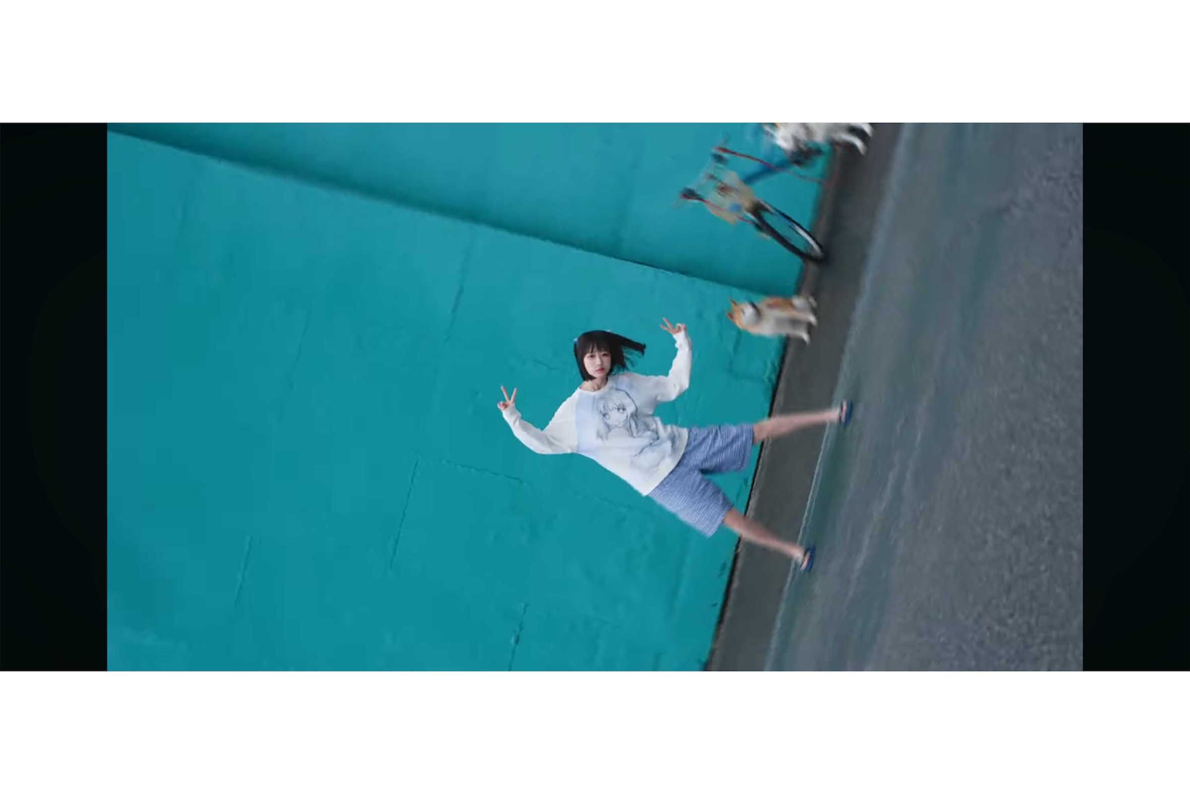 青い壁の前に立ってダブルピースをしているあのが、上半身を大きく左右に動かすのに合わせて、画面が左右に大きく揺れるという内容の『ライフカード』のCM（公式YouTubeより）