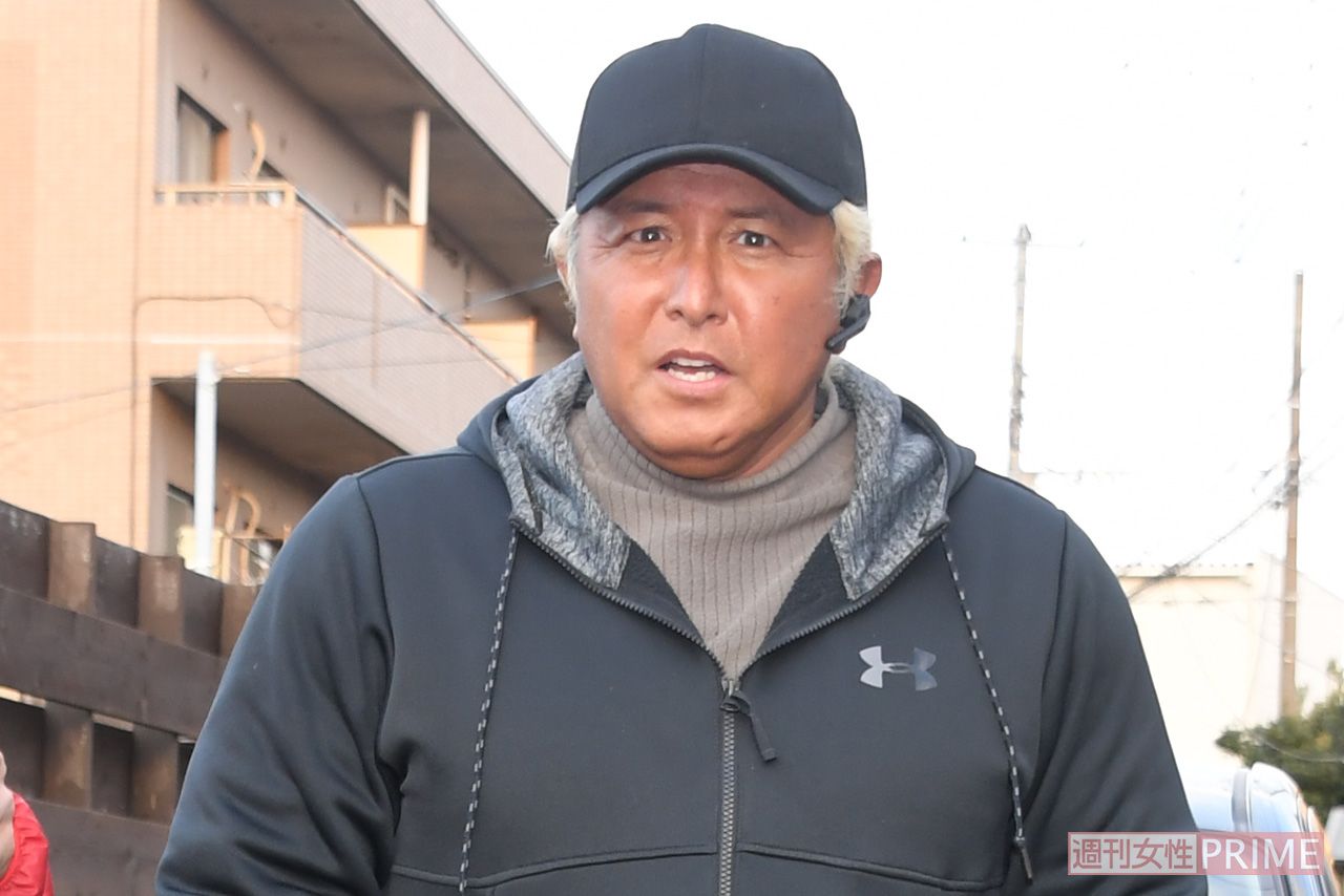 車から降りて話始める坂本一生