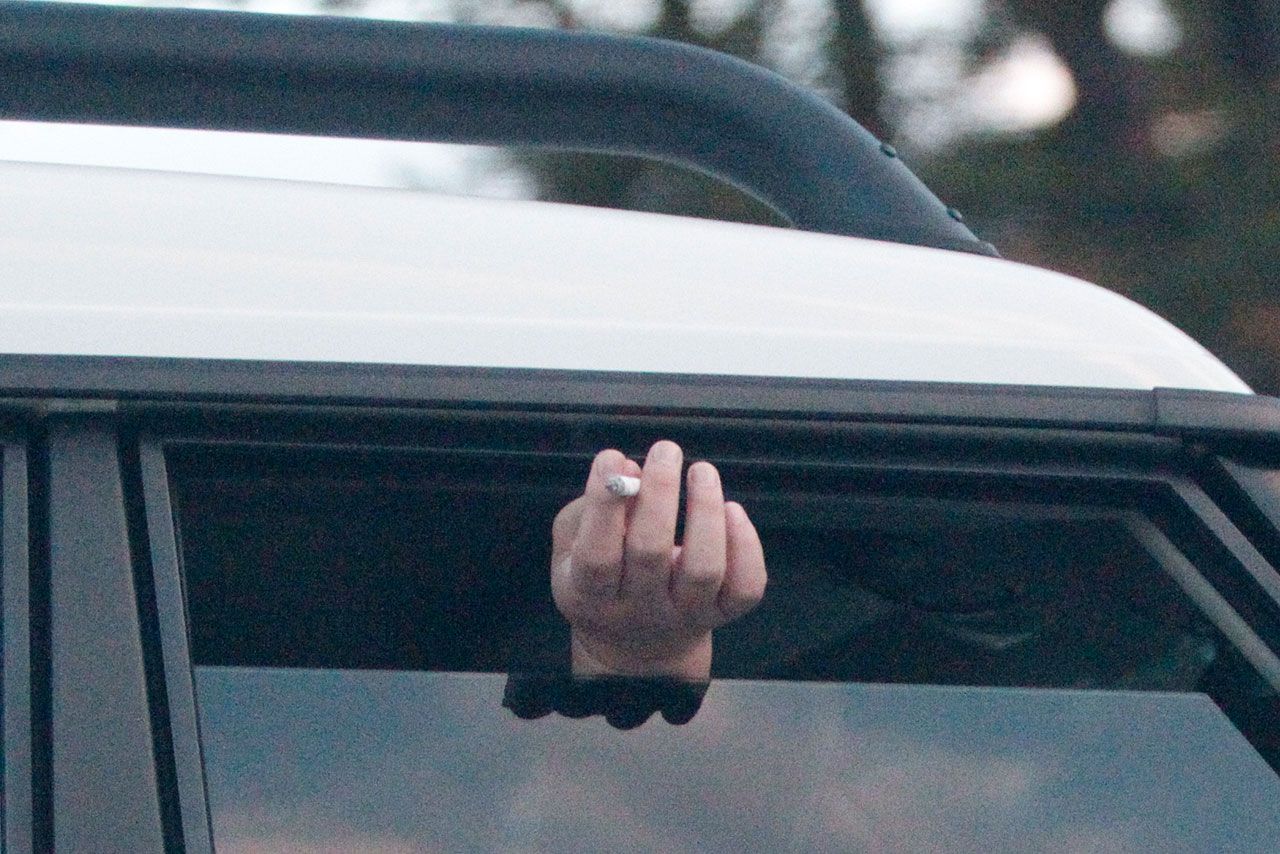 2012年、代官山蔦屋に訪れるTKO木下が乗っていた車の窓からはタバコが