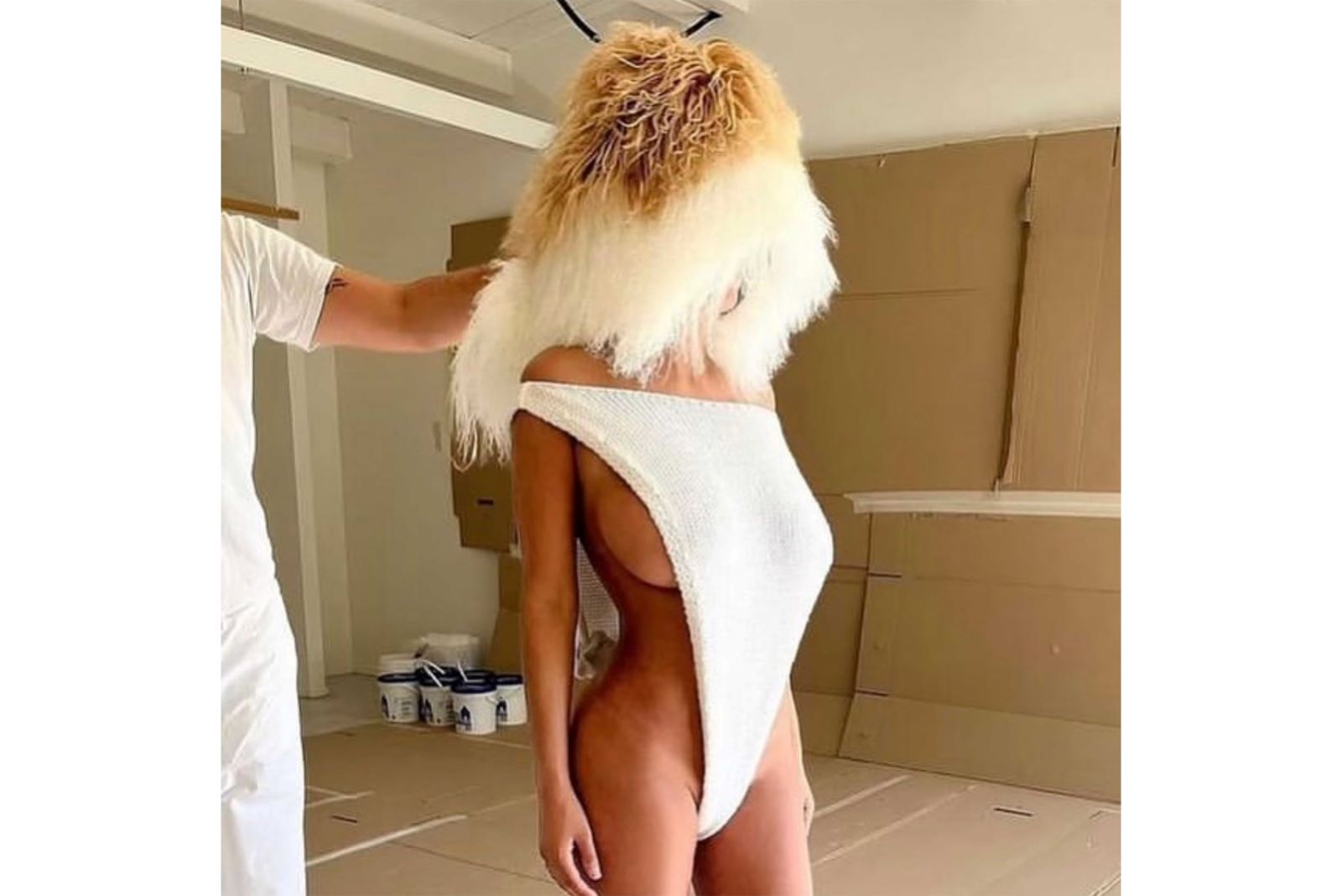 顔を毛皮のような帽子で隠したスタイル（ビアンカ・センソリ公式インスタグラムより）