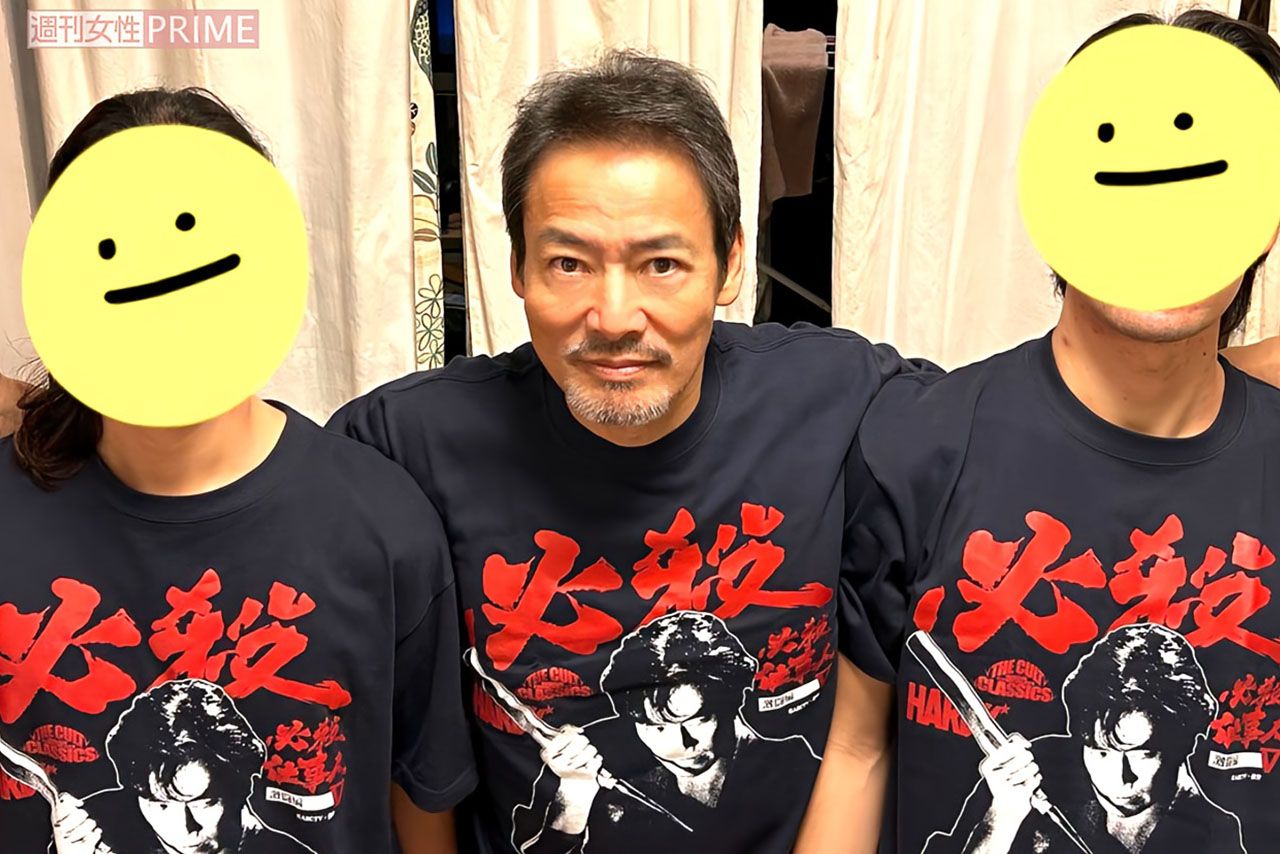 息子2人、娘2人の子どもがいる。おそろいで必殺仕事人・鍛冶屋の政のTシャツを着用