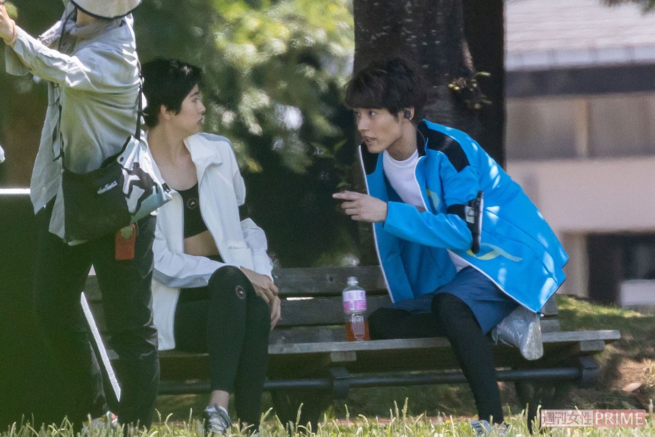 『彼女はキレイだった』埼玉県内のみさと公園で撮影中の赤楚衛二と佐久間由衣