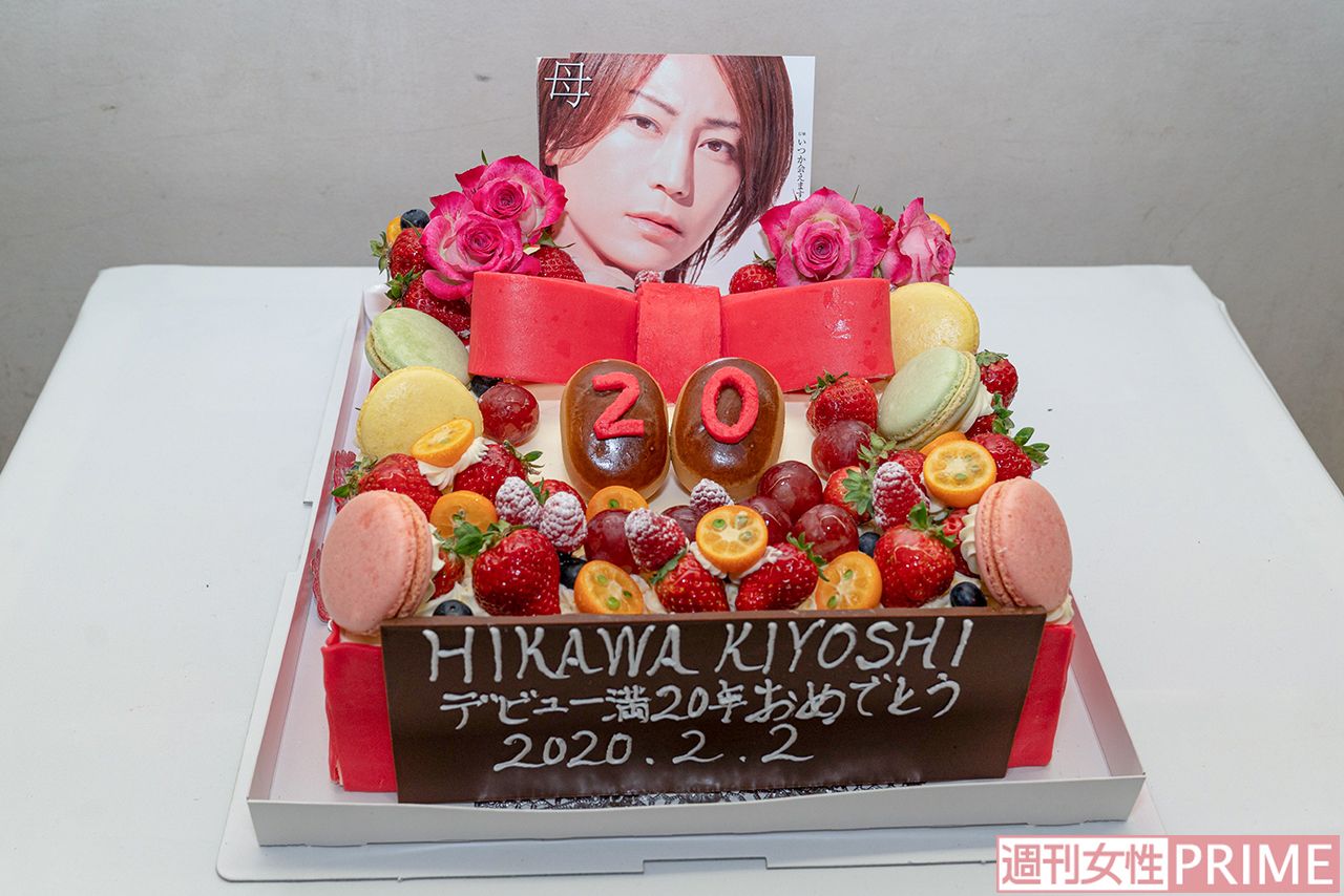 氷川きよしのデビュー20周年を祝う特製のケーキ　撮影／廣瀬靖士　