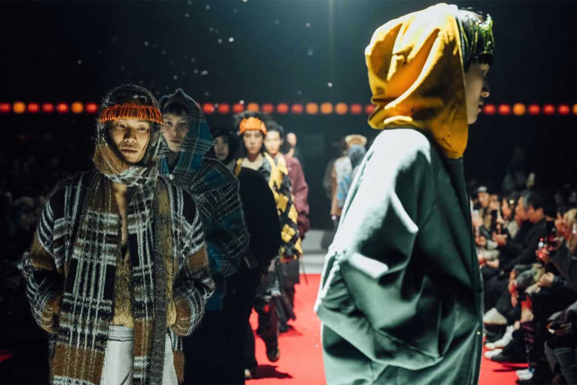 国立劇場で行われた『SEVESKIG』の秋冬コレクションの様子（HIS公式HPより）