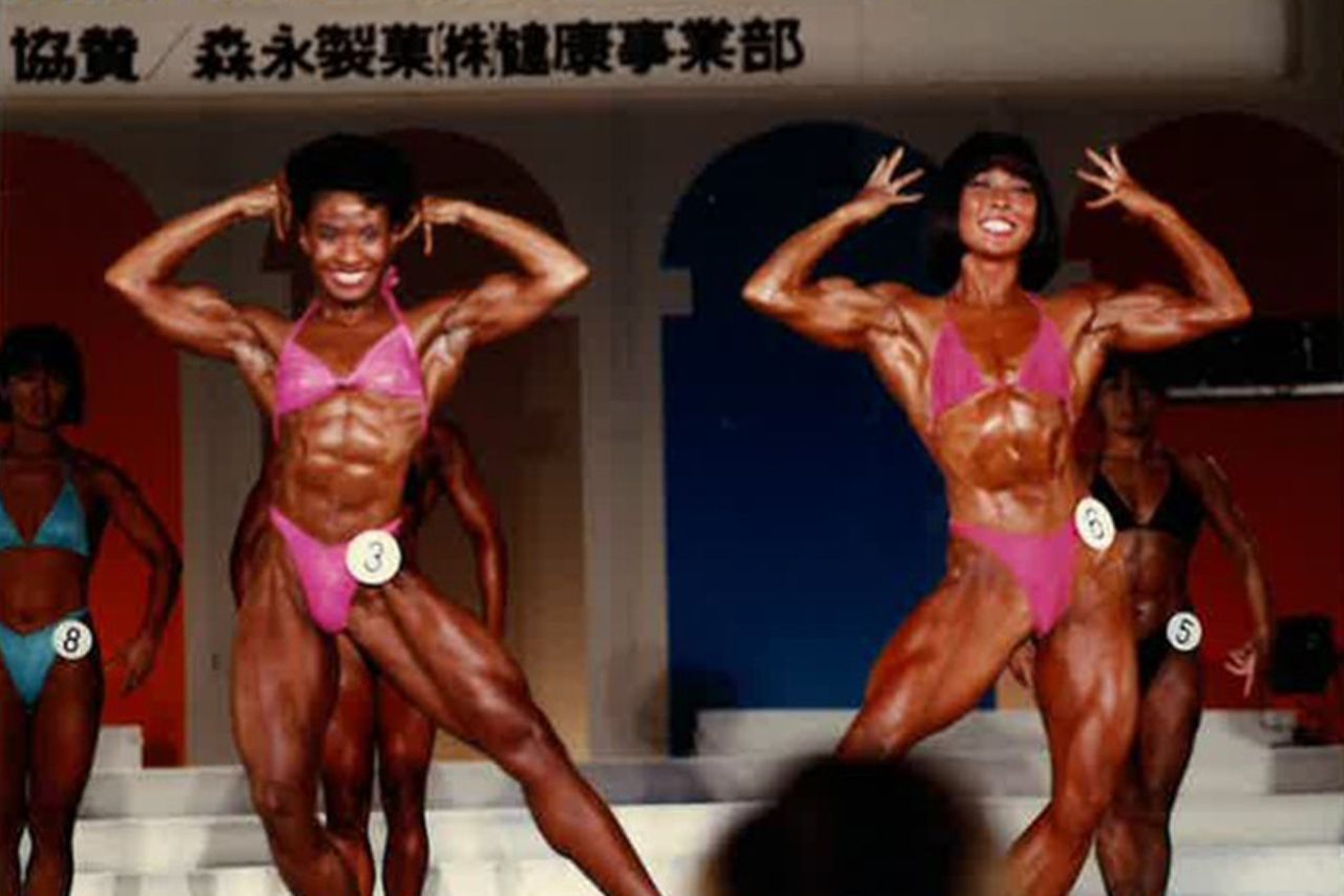 1988年、インターナショナル・ウーマンズ・アマチュア・ボディビル大会のライト級の優勝争い（右が飯島さん）で見事に勝利