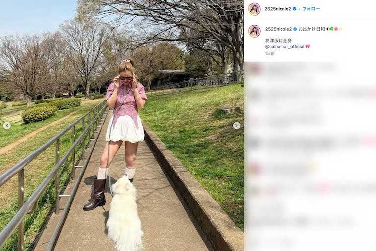 愛犬との散歩ショットを披露した藤田ニコル。丈の短いバルーンスカートで大胆に太ももを露出（本人のインスタグラムより）