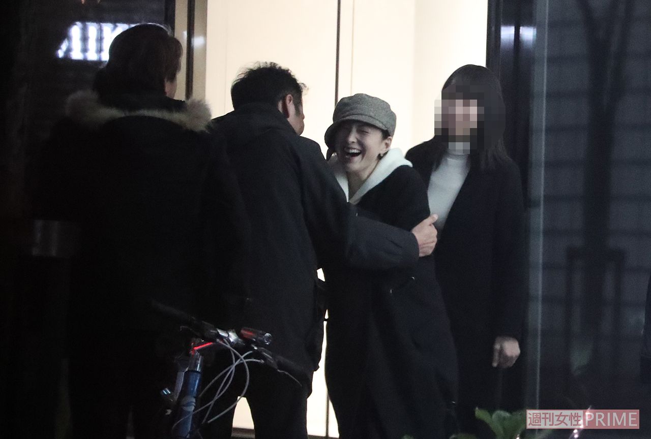 男性スタッフと笑顔でハグを交わす広末涼子