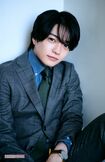 西畑大吾 撮影/山田智絵スタイリング/高橋美咲(Sadalsuud)ヘアメイク/在間亜希子(MARVEE)衣装協力/AOKI(スーツ、シャツ、ネクタイ)