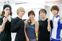 お部屋で楽しくお腹ヤセ! カップルでできる「いちゃいちゃヨガ」に男子4人で挑戦