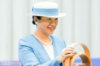 雅子さま、秋色コーデはもう少し先？残暑の中涼やかマリンカラーで秋田県へ