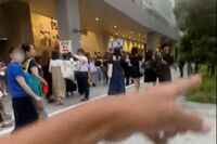 ジャニーズのコンサートに出現して女性転売ヤーを狩る“私人逮捕おじさん”が物議！　チケット高額取引の実…