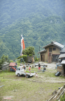 自然に囲まれた徳島県の山奥の集落での生活は不便に見えるが、それすらも楽しむように廣川家は今日を生きていく