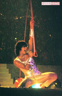 '80年に派手なマイクパフォーマンスを披露