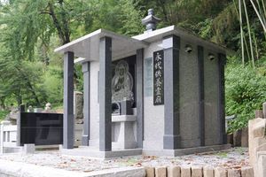 永代供養墓。13回忌、33回忌と希望に応じ供養、その後ほかの遺骨と合祀される