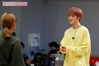 「横のお客さんからは見えるけど、前からは厳しいですね」と、ダンサーの立ち位置を確認しながら修正していく　撮影／森田晃博