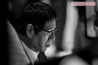 モニターチェックをする真剣な眼差し　撮影／佐藤靖彦