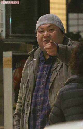 カメラに気づいたのか指を指すマツコ・デラックス（2014年2月）