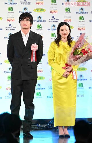 「第46回報知映画賞」に出席した田中圭と永野芽郁（2021年12月16日、『週刊女性』写真班撮影）