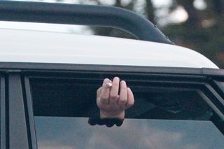 2012年、代官山蔦屋に訪れるTKO木下が乗っていた車の窓からはタバコが