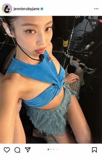 青い衣装がスリムなスタイルに映えているBLACKPINK・ジェニ（本人インスタグラムより）