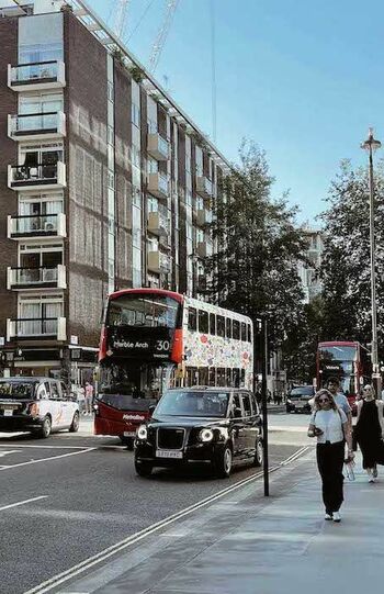 ロンドンを象徴する2階建てのバスが通る街並み