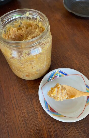 永山さんお手製の「にんにくみそ」。ひと口食べれば身体が温かくなり、血流改善を実感する