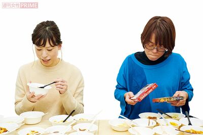 レトルトカレー試食の様子（左から松岡聖子さん、石川範子さん）