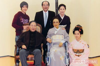 前列左から市川猿翁、祖母の藤間紫さん、爽子。後列左から兄の貴彦、父の文彦、母の佳江がそろった家族写真