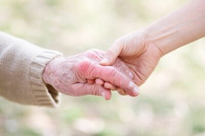 心理カウンセラーに聞いた「毒母の看取り方」後悔しないために必要な“傷との向き合い”