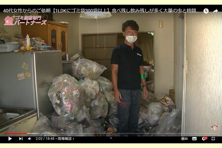 40代女性、看護師。1LDKでひとり暮らし。片付けにかかった時間は2日、作業人数8人　写真／「ゴミ屋敷専門パートナーズ」YouTubeチャンネルより