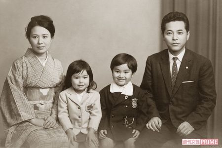 家族写真。父、母、ひとつ年上の兄・功さんと