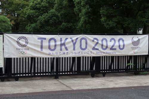 新垣さん（仮名）が暮らす代々木公園には、五輪を盛り上げる横断幕が
