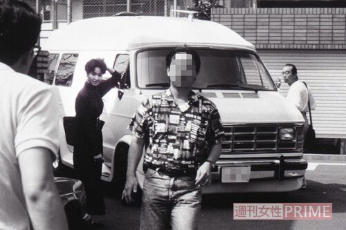 '91年7月、テレビ局へ出かけるため、車にそろって乗り込もうとする志村さん（写真右）といしの（同左）を週刊女性記者が直撃。問いかけにハッキリと答えた