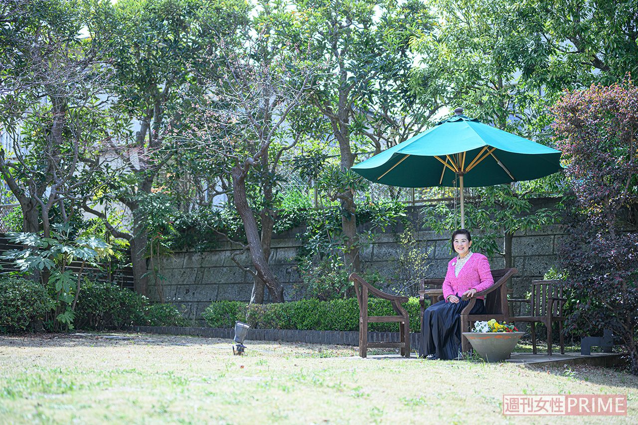 広い庭に生い茂る木々は、きれいに剪定されて神々しい雰囲気。晴れた日はお茶を飲んで、心の休息を取る（撮影／渡邉智裕）