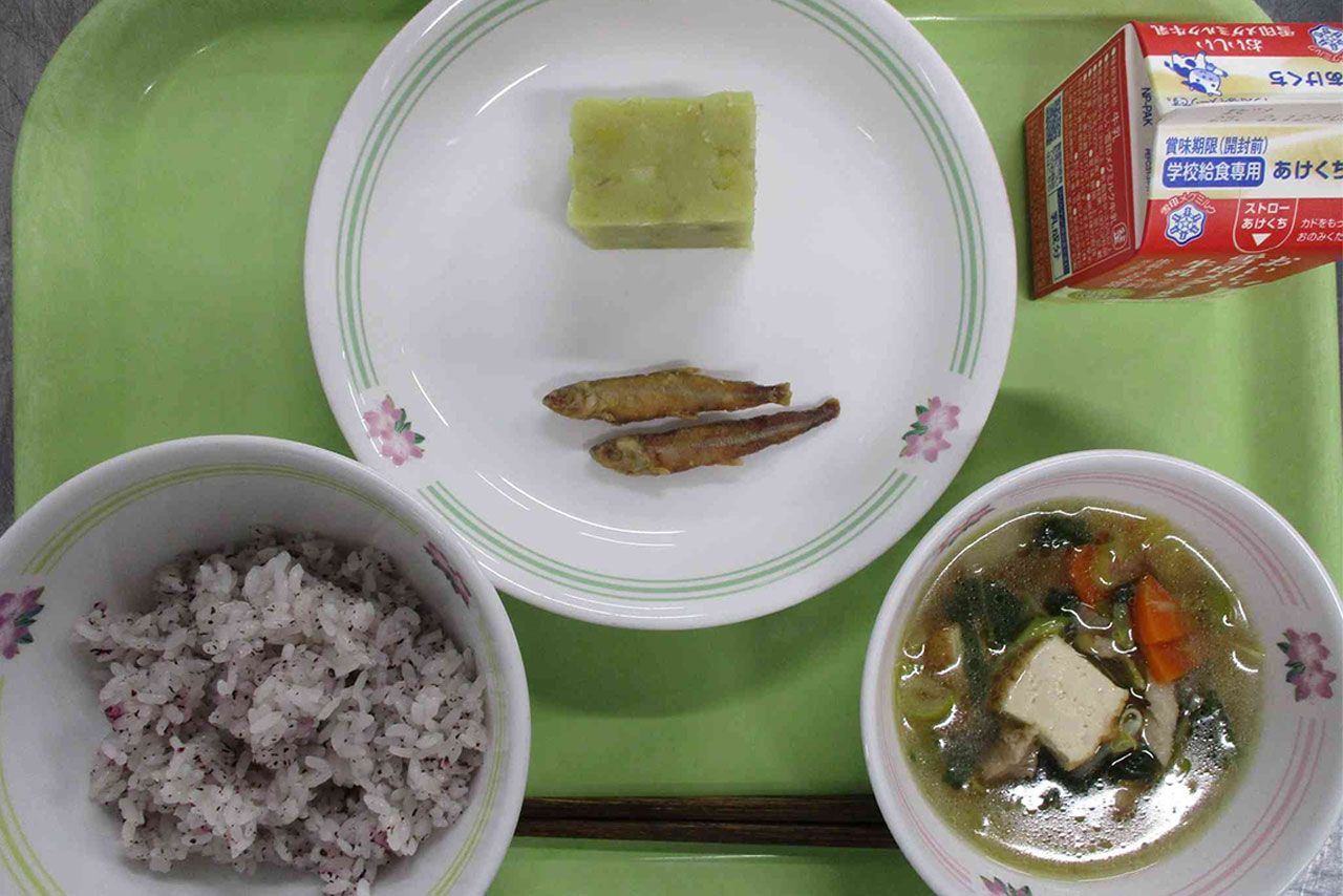 品川区立小学校の給食の一例（品川区立第二延山小学校HPより）