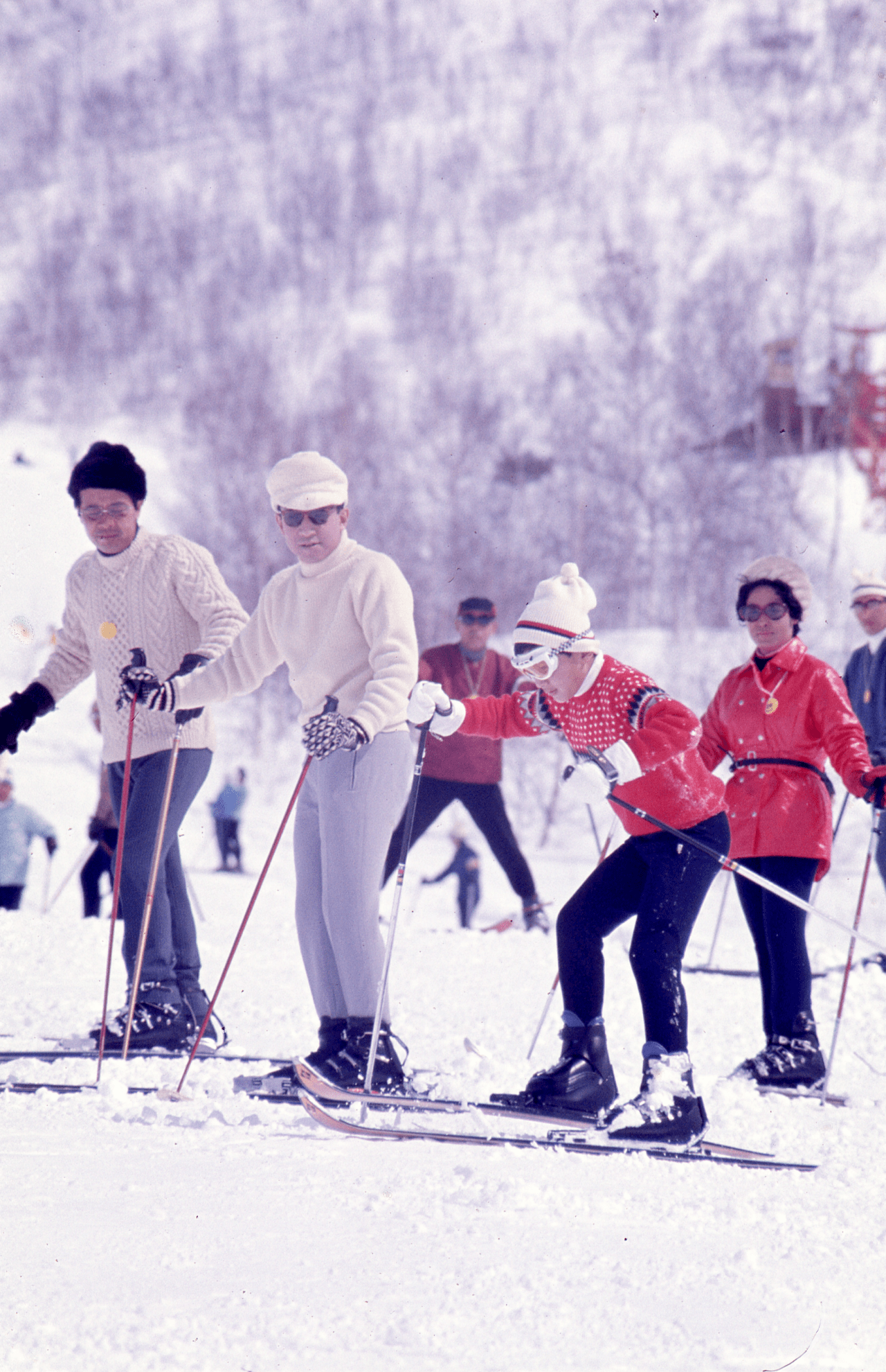 新潟県苗場で上皇さま（左から2人目）とスキーを楽しむ、当時12歳の天皇陛下