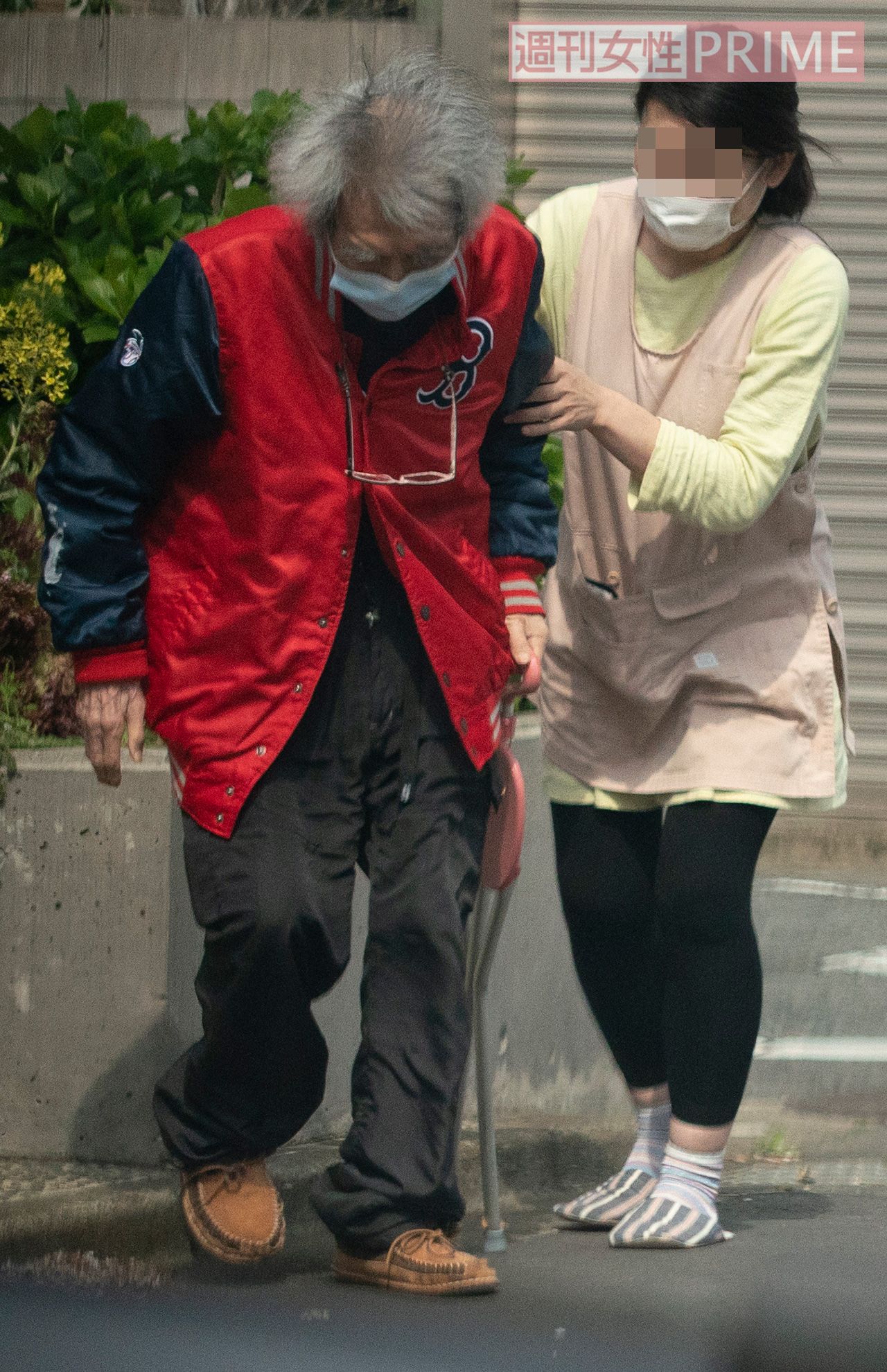 4月上旬、家政婦らしき女性に付き添われて自宅周辺を散歩する小澤1/3