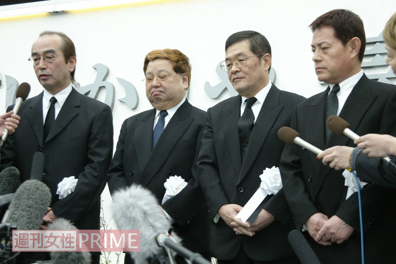 '04年3月24日に執り行われたいかりやさんの告別式で顔を合わせた4人。いかりやさんの訃報を聞いて真っ先に駆けつけたのは、誰あろう志村さんだったという